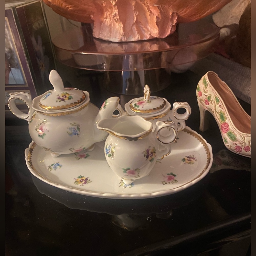 Bridgeton tea anyone ?🫖🥮 miniature tea set porcelain ,flowers gold +shoe,Vanity